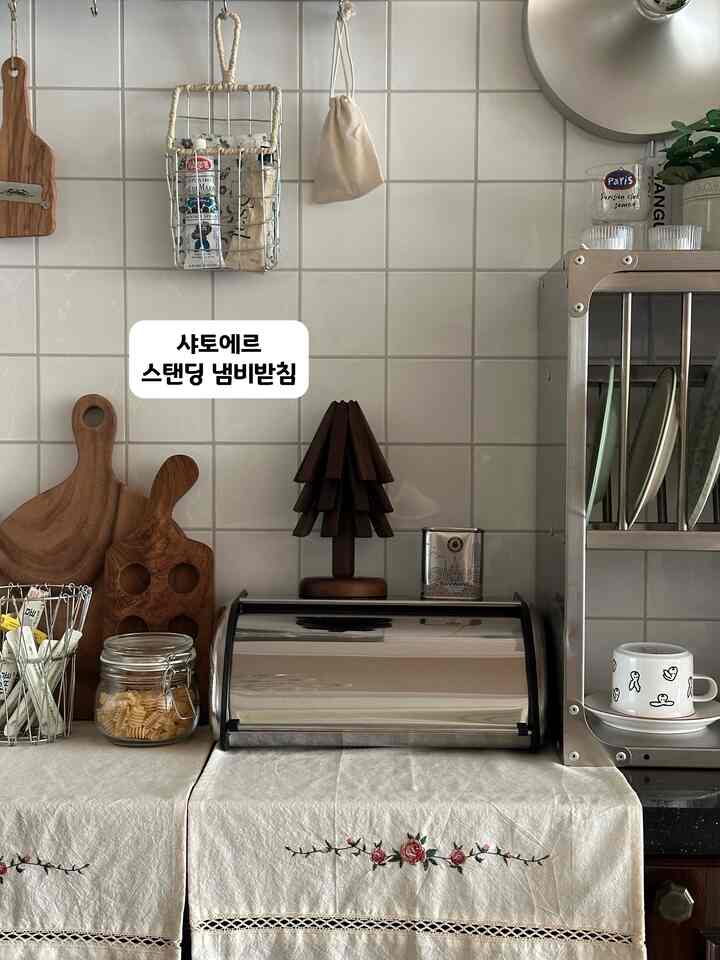 #家の贈り物
家やキッチンインテリアに興味のある人に 
価格負担なくプレゼントしやすいアイテム!! 

✔️シャトーエルスタンディングポットベース - ウォルナット
•価格：28,710ウォン（クーポン適用）
• ユーザーレビュー
使わないときは折りたたんだと小さな木のように  
キッチンの一点に置くだけでもインテリア効果が 
必要なときだけ広げて書いて普段は 
オブジェになってくれて活用度がいいです

 ✔️スタジオムード/ガスバルブマスク 
•価格：39,800ウォン（ボックスタイプ）
• ユーザーレビュー
キッチンで見たくないガスバルブを簡単取り付け
方法できれいに選ぶことができ、私はとても満足しています
使用中です。
写真のようにワイヤレス照明や写真を取り付けてキッチン
にきれいな空間を演出できていいです

✔️日光電球スノーマン8
•価格：34,200ウォン（クーポン適用）
• ユーザーレビュー
名前のように雪だるまに似た丸みを帯びた曲線
とてもかわいいので、ポイントオブジェを置くのが好きです。
また磁石機能があり、鉄製に取り付けることができます。 
使いやすさがいいです、特に無線照明なのでキッチン 
ポイントを与えて自由に配置するのが好き

✔️レクソンミナM 
•価格：64,800ウォン（クーポン適用）
• ユーザーレビュー
きのこ形のかわいいデザインなのでどこに置いても 
オブジェの役割を果たしていると思います。
ワイヤレス方式なので、線なしできれいに配置できます。 
明るさが薄くて補助照明として使用する 
いいね

＃サリムサル＃家の贈り物におすすめ＃キッチンインテリア
＃キッチンテム＃シャトーエル＃ポットベース＃レクソンミナ
#日光電球 #スノーマン8 #照明おすすめ #きれいなテム
＃ガスバルブカバー＃ガスバルブカバー＃ギフトおすすめ
#ホームカフェ #鉄テリア小物 #キッチンラック
＃バーゲンシュタイガー＃キッチンクロス＃栄養クリーンボックス 