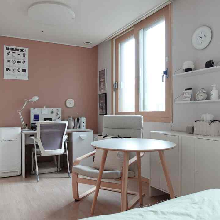 私を最もよく見せる空間第三は
デスク空間と寝室空間の間の休憩空間です。

家順だから家でもカフェのような休憩スペースが必要だから
IKEA ポエン アームチェアと円形テーブルで飾ってみました。

リラックスしたり音楽を聴いたり
コーヒーやおやつを食べるスペースでもあります。
最近おすすめのおやつは、ウイカンクッキーとドバイのお菓子パイです。 🍪


＃小さな部屋の装飾＃部屋の装飾＃小さな部屋の家具の配置
＃ムータボールウォールシェルフ＃ウォールシェルフ
＃ムータボール棚＃ムータボールウォールシェルフ
＃壁棚インテリア＃イケア＃イケアバゲボ
#デスクテリア #デスクテリア
＃ティッシュケース＃壁時計＃インテリアアクセサリー
＃コンスープ記録集
