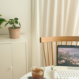 최근 들인 보스턴고사리와 필레아페페🌿
식물을 몇번 키워보긴 했지만
이렇게 마음 먹고 들이기는 처음이라
식물을 많이 키워본 지인과 함께 
양재 화훼단지에 다녀왔어요😊
예산을 10만원정도 생각하고 갔는데
식물도 저렴하고 마음에 드는 토분까지 만나서
옮겨심기까지 하고도 
예산의 반의 반 정도로 해결했답니다❤️
보스턴고사리 조금 더 적응 끝나면
조금 더 작고 귀여운 아이들 데리러 또 한번 가보려고 해요🤭
밀리언하트라는 식물이 눈에 들어오던데
행잉으로 들일만한 예쁜식물 아시면 추천해주세요👀✨
#콘수프기록집 #현명한소비 #가성비추천템 #식집사일상 #초보식집사 #보스턴고사리 #필레아페페 #이케아 #이케아가구추천 #이케아바게보 #무인양품 #유리컵 #엑토키보드 #엑토레트로키보드 #벽꾸 #벽꾸미기소품 #벽꾸미기인테리어 #벽꾸미기엽서 #벽꾸템