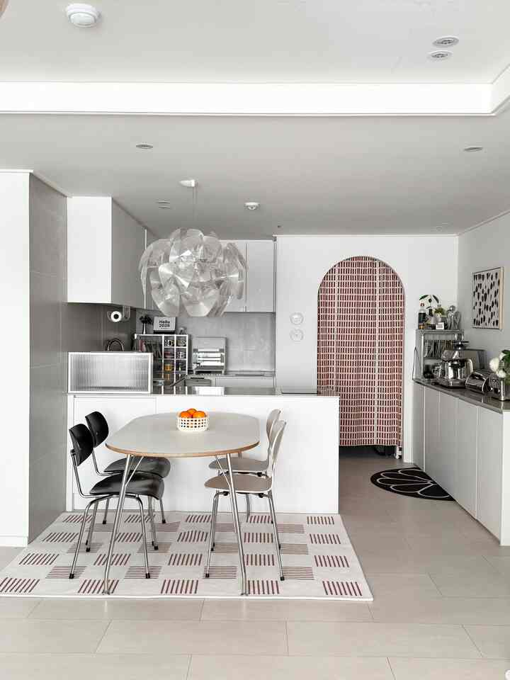 ＃サリムサル＃コンスープ記録店＃キッチン＃キッチン用品＃防水ラグ＃キッチンインテリア＃キッチン装飾＃キッチン収納棚＃キッチンマット

キッチンシンクには
ステンキー親ラックは置いて
よく使うお皿やカップをまとめていますよ☺️

流し台の隣に
モルガラスの短いパーティションを置く
リビングルームで見ると、キッチンが少し隠されています。
苦しくないように配置しましたね🤍

ルメナ食品処理機
デザインもきれいでパフォーマンスが良すぎる
おすすめしたいキッチンテムです✨

ククエアフライヤー
デザインもきれいです。
一度に3段調理が可能です。
とても便利です💕

#キッチンスタイリング＃キッチンパーティション＃食品処理 