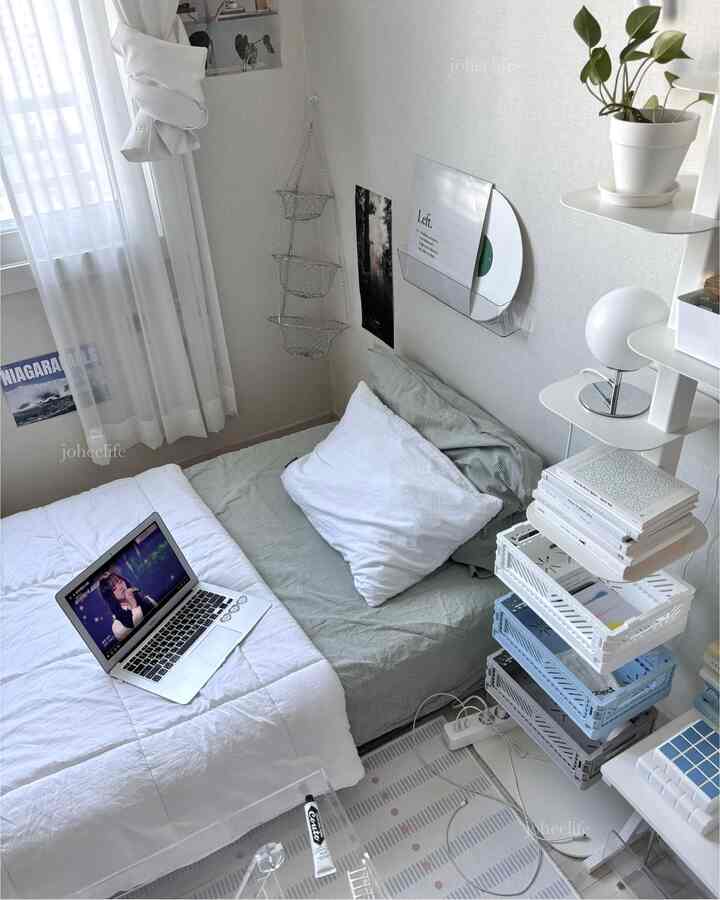 バイニールをベッドデイに陳列しながらインテリア小物としても野蛮に活用する中。趣味関連の小物や家電をインテリアとして活用すれば、気持ちと幸せが倍増。

＃インテリアノウハウ＃コンスープレコード集