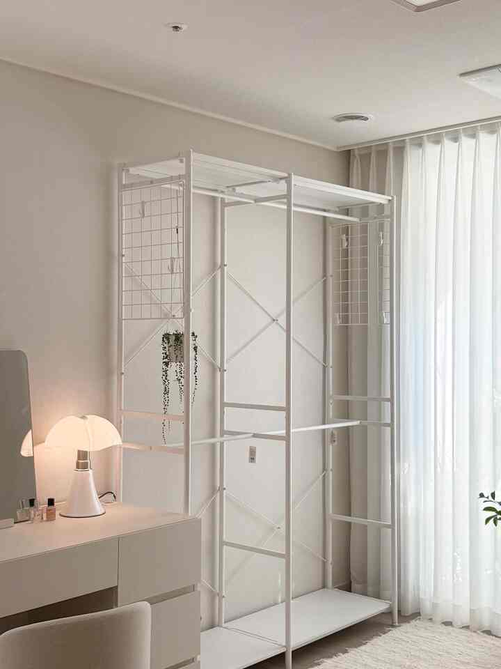 お部屋のドレスルームが足りなくて、アルファルームもドレスルームとして使用中ですが、とてもきれいなドレスルームハンガーに変えました♥
アルファルームは基本ハンガー、ドレスルームはアパートのオプションなのでカラー以上にぬるましかったのですが、こんなに角っぽくて明るいハンガーだから空間がはるかにきれいに整理された感じで、集電体がすっきりとなる感じですよ^^

#ドレスルームインテリア #ドレスルームインテリア #30フラットインテリア #84タイプ #新築アパート #寝室インテリア #寝室インテリア #寝室インテリア #寝室インテリア #寝室インテリア #寝室インテリア＃小さな部屋飾り＃照明インテリア＃テーブル照明＃ホワイトインテリア＃システムハンガー推奨＃モジュールハンガー＃ワンルーム飾り＃モジュールハンガー