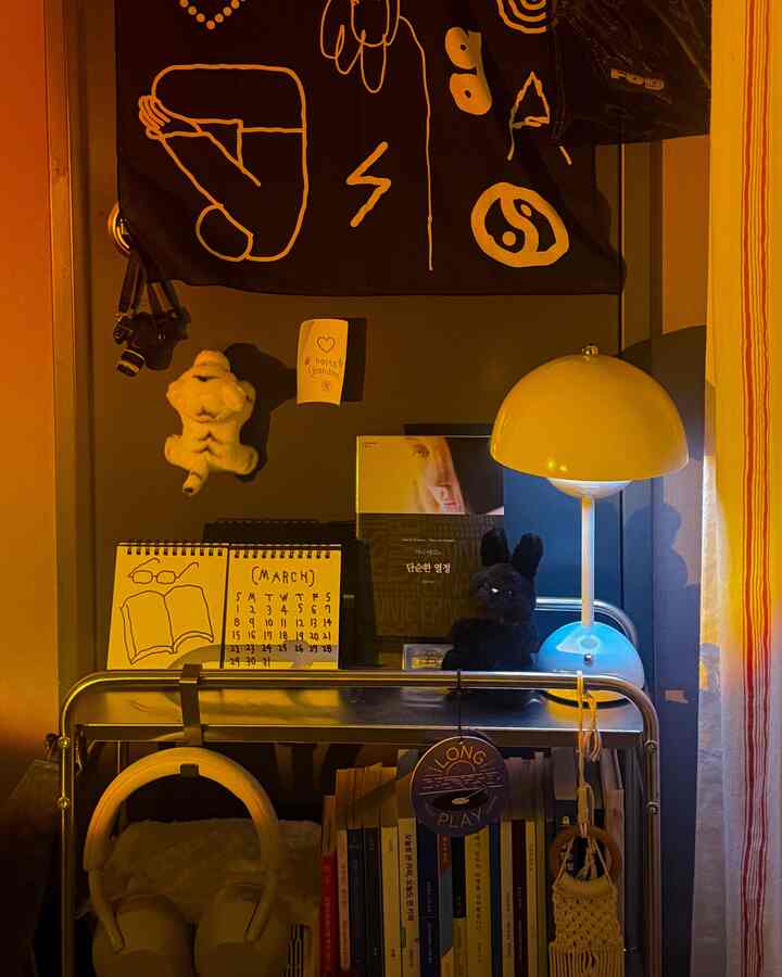 
p.19
時々、このような情熱を享受することは、一冊の本を書き出すのとまったく同じだと感じた。場面一つ一つを完成しなければならない必要性、細かいことまで真心を尽くすという点がそうだった。そして数ヶ月にわたって文を完成した後には死んでも大丈夫だと思うように、この情熱が最後まで尽くしてしまったら――「やる」という表現に正確な意味を与えることはないだろう―死になっても構わないようだった。

最近、民音テレビで言及されているのか、私のアルゴリズムによく出てくるので、久しぶりにエルノの本を取り出して見てみました。いいえ、エルノーもノーベル文学賞を受賞しましたが、本は他の本と比較して比較的読みやすい方だとお勧めします:) #원룸 #트롤리 #독서템 #원룸인테레어 #1인가구 #스탠드조명 #콘수프기록집 
