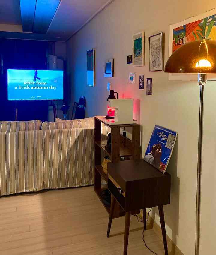 #コンスープ記録集 #インテリアノウハウ #空間分離インテリア 

🏠空間分離で作られた感性ホームシネマ＆ミュージックゾーン
リビングの家具の配置だけを変えても生活の質が上昇するという事実！私の家のリビングルームを2つのスペースに分けてみました:)

1️⃣家具で境界を作る
壁面に沿って配置した原木収納場とミッドセンチュリースタイルのレコードプレーヤー棚をソファ横のラインに合わせて配置しました。視覚的に「ミュージックゾーン」と「シネマゾン」を自然に分離🙌

2️⃣ムードレイヤリング
収納場の上には感性ポスターと暖かい照明のキャンドルウォーマーを置いて居心地を加え、リビングの片側に位置するジャンスタンドは空間にヴィンテージな重みをつかむポイント！✨💡

3️⃣ホームアトリエ
ストライプソファを中心に前面はただ映画にのみ集中できるシネマ空間で、横はLPとコーヒー一杯のゆとりを楽しめるホームカフェ兼ミュージックゾーン完成🎞️☕️🤎

リビングルームが好きな好みでいっぱいになってみてはいかがでしょうか？ 🪄✨

＃今日の家＃スペース分離＃リビングインテリア＃ミッドセンチュリーモダン＃ビンテージインテリア＃ホームカフェ＃ホームシネマ＃リビング飾り＃好みでいっぱい＃ホームテリア＃ナドンナサン＃新婚