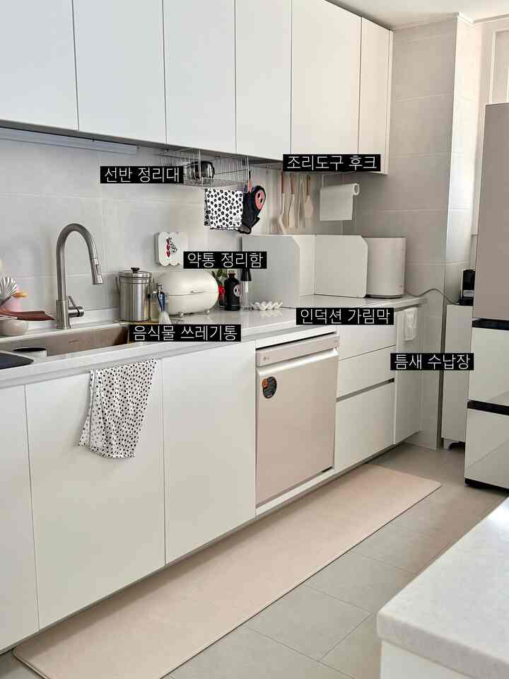 ＃コンスープ記録集＃賢明な消費2
今まで後悔しないキッチン賢明な消費Nが🫖

🖤キッチンシェルフ整理台
ムータゴンは制約なしで空中浮揚です。
空間活用にもいいです

🖤薬箱収納ボックス
ドングルドングルの形がかわいいので購入しました。
思ったより容量も大きい

🖤インダクションシールド
ヨガひとつでタイル掃除する時間が確実に減りました

🖤食品ゴミ箱
音津統計のエルメスと呼ばれるㅎㅎ
匂いが遮られ、数年目の使用にも臭い、錆びません。

🖤調理ツールフック
フードに磁石で貼ってくれれば調理器具掛けよりずっとスッキリ使えますよ

🖤ニッチ収納場
残りのスペースは残念ながら狭いキッチン収納の活用にぴったりです。

＃キッチン＃苛性雨推奨テム＃ダイソー＃苛性ビサリムテム＃キッチン飾り＃キッチン用品＃インダクションシールド＃オイルチューン防止＃ニッチ収納箱＃キッチン収納＃ムーターボール棚＃薬箱保管箱＃キッチンアクセサリー＃キッチン収納ケース＃キッチン定着テム＃オーブン手袋＃キッチン整理＃ムタゴン＃ムタボールハンガー＃ムタボール収納＃ムタゴンフック 