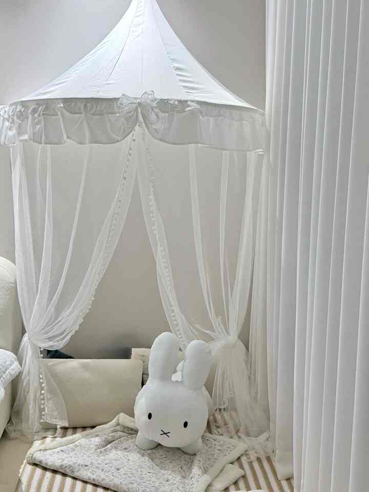 リビングルームの手作り
二番目の小さな休憩スペースです。

実はこれ…
ママロマンがもっと入ったスペース🤍

シャララハンキャノピーを1つ取り付けただけです。
雰囲気がまったく変わったんですよ。

子供も好きですが
通り過ぎてもう一度見たことは
お母さんだと思います😌

あとは寝室に移してつけてくれますよ！

#コンスープ 
#アジトスペース 
#アイバンインテリア
#キッズスペース
#幼児スペース
#キッズルーム
#キャノピー
#プリンセス
#家
#ホワイトインテリア
#お母さん
#子育てスペース
#今日の家
#ホワイトインテリア 