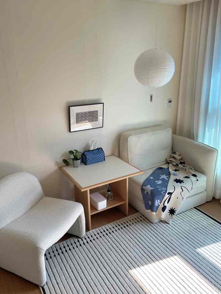 Interior ruang tamu putihku sendiri 🕊️. Mengisinya hanya dengan barang-barang penting tanpa berlebihan membuatku merasa tenang dan nyaman.

Ini adalah ruang minimalisku sendiri tempat sinar matahari dan angin sepoi-sepoi berhembus. ✨

#InteriorMinimalis #화이트인테리어 #깔끔한인테리어 #홈스타일링 #집스타그램