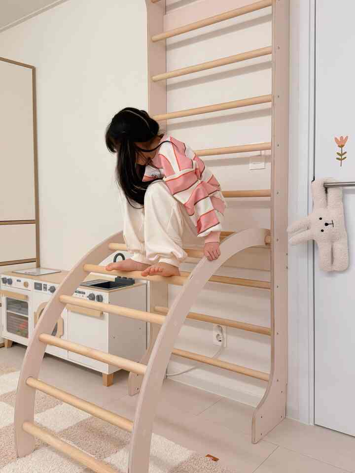子供部屋にシュロスバーを設置しました！
最近YouTubeやsnsでホットだった。 
子供が背が高いのに良いと言って、厳しいものがあります。
最初の2番目と2人とも家にいるときには退屈だと思うので、体を動かして驚いてインストールしてみました:) 
21ヶ月二番目は手足が短くてまだ無理！
初心者はとても好きで、毎日ここに上がっています🤍
   #슈로스바 #아이방 #아이방꾸미기 #아이가있는집 #작은방꾸미기 #육아 #육아일상 #소통 #맞팔 #선팔
