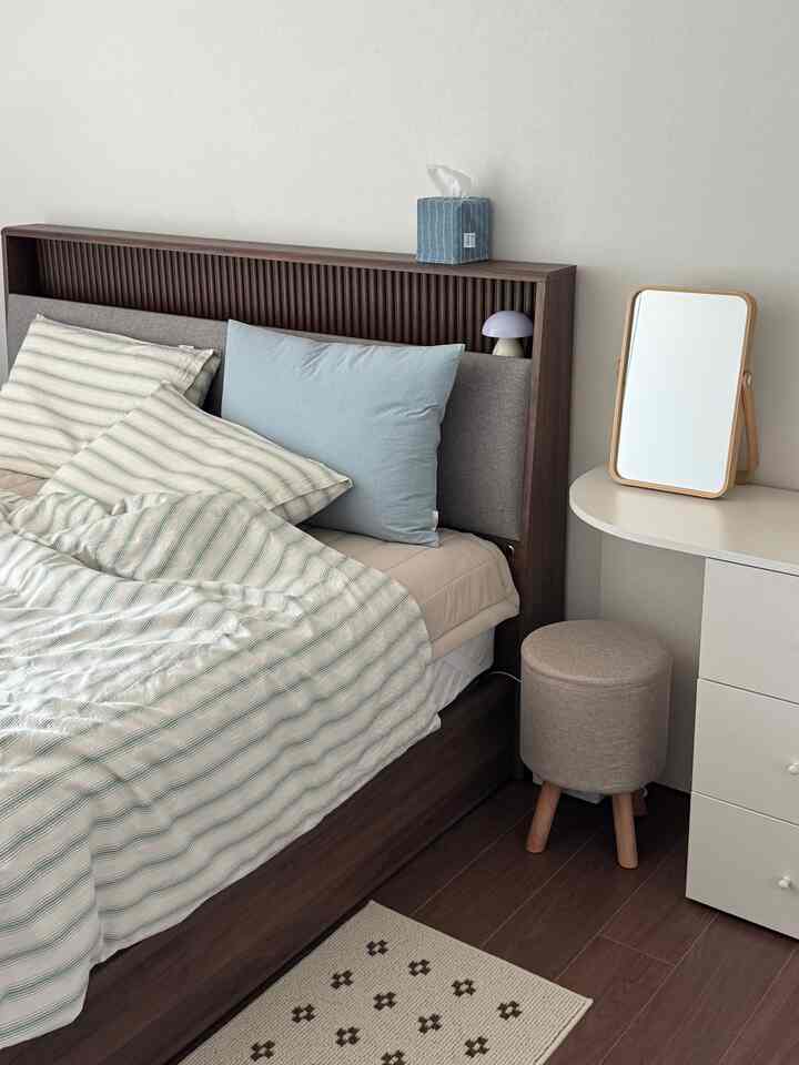 #今日の私の家 
#春 
#ベディング 

日が暖かくなって寝室の雰囲気も一緒に変えてあげたくて
春の日にベディングを交換してみました^_^🫧

冬には、トーンがもう少し重くて優しい感じでしたら
今回は全体的に明るく軽い雰囲気に変えることが目標でした💛

それで、あまりにも華やかなパターンではなく、穏やかなストライプにカラー感も過ぎない製品として選んだ。
従来使っていたウッドトーン家具たちと自然に似合うかも一緒に考慮して選びました！

季節変わる時期にベディング一つ変えるだけでも
雰囲気の変化が大きいということをもう一度感じます😳

-
＃メゾンドルームルーム 
