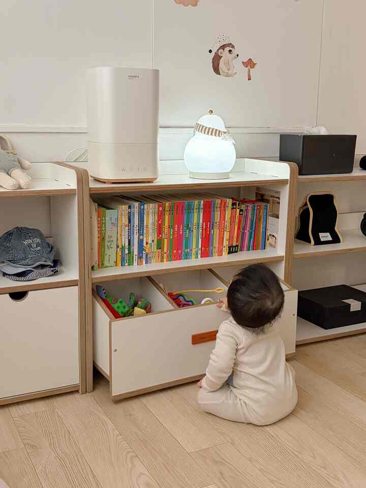 ＃コンスープ記録集＃子供の装飾 

アイバン、どのように飾ってくれましたか？

私は今回校区長を中心に子供部屋を作ってみました。
ベッドを先に置くか、ワードローブを置くか悩んでいた。
メイが思いっきり動いて遊べる空間を作ってあげたくて
大胆にスペースを空にしました🙂

教区長ハナロ
服の整理にもなり、おもちゃの収納にもなり
思ったよりずっと活用度が良かったんですよ。

私は
✔️ドア場 – きれいに隠すべきこと
✔️3段教区場 – よく使うおもちゃ＆本
✔️バスケットムーブ場 - 一度に整理するのに最適なアイテム

このように組み合わせて配置しました。
子供も自分で取り出して遊びやすく見せて満足ですよ🧸

子供部屋はきれいです。
子供にとって快適な空間がより重要なようです。

あなたは教区長をどのように整理する予定ですか？
それとも、どんな子供の家具を悩んでいるのか気になります👀


＃子供の部屋のインテリア 
