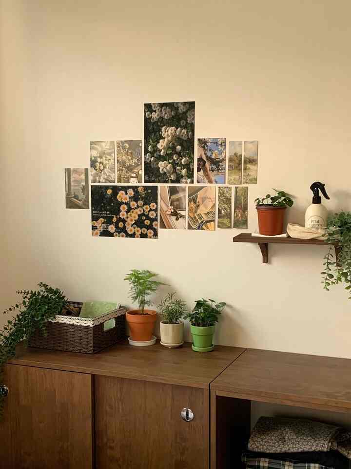 退勤するとじっとしていません。
ここに触ってみて、そこに触ってみて、、
毎日毎日変わる空間、、😅

＃部屋の装飾＃家の装飾＃今日の家＃今日の記録＃ウッドインテリア＃ウッドブラインド＃ウッド＃ブラウン＃ウォールナット 
#ドロワー #プランテリア #壁飾り #壁棚 #ポスター 
＃ダイソー＃ダイソーおすすめテム＃ダイソーポット 