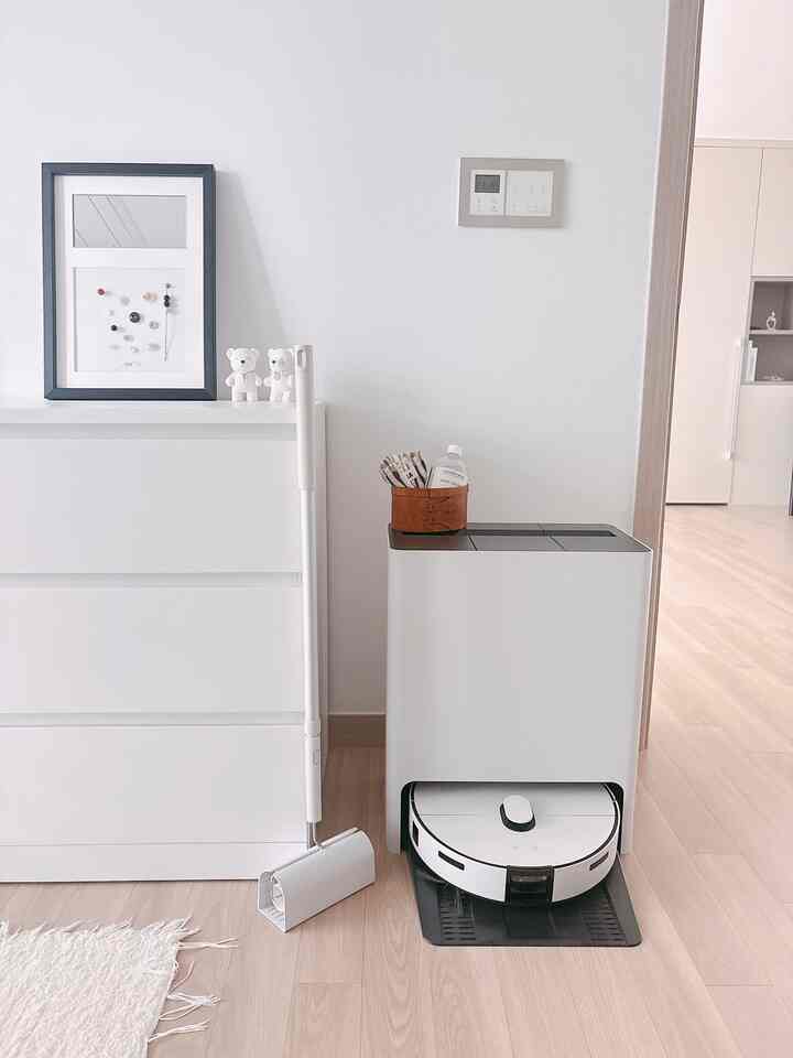 #大清ソイル 

石の石で頻繁にほこりから整理し、ロボット掃除機で床をもう一度きれいに管理します。
仕上げは水モップクリーナーでさっぱり✨
石は部屋ごとに置いて使用していますが、据え付けもすっきりと長さ調節まで可能なので本当に楽に書いています:)

＃無印良品＃サムスンビスフォークAIスチームロボット掃除機＃サムスンロボット掃除機＃無印良品石石造り＃無印良品取付け台＃無印良品新築ポール 