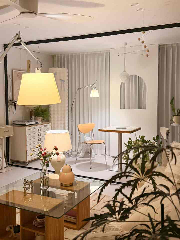 ＃リビング＃リビングスタイル 

空間を新しく飾ってみました。 🤍

まだ椅子が来る前だからキッチン食卓の椅子と一緒に配置してみたのに気に入ってます。:)

リビングにワークスペースを作りたかったのにロマン実現中です🤭

＃照明＃アルテミデ＃バスキュランテ＃照明＃ラジルーム＃モービル＃スタンド照明＃テーブル＃椅子＃新婚家を飾る＃今日の私たちの家＃コンスープ記録集＃コミュニケーション 







