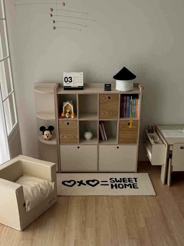 
子供部屋の整理を悩んで選んだフロントブックですよ🤍

本の表紙が見えるように収納できるので 
アイス自ら本を選んで取り出しやすく、 
読んだ後も、その場に置く習慣を自然にしてくれました。

カンカンが分かれた救助ラブックだけでなく、おもちゃ、 
小物まで一緒に整理しやすく閉める収納箱もあり、汚れて見える部分はすっきり隠すことができますよ


ウッド+アイボリーカラーラ アイバンはもちろんリビングにもよく似合い、私の家はリビングに置いて活用しています:)

✓ 前面収納でアイス自ら使用可能
✓オープン+ドア収納付き
✓どこに置いても似合うカラー感

整理にもなって、空間の雰囲気も活かしてくれる本棚だから満足しながら使用中ですよ🤍🤍

＃リビングルームインテリア＃今日の家屋＃子供の家の居間＃今日の私たちの家 