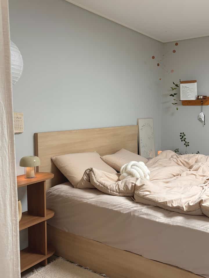 #제품제공 

天気が暖かくなり、冬の布団は整理され、四季の寝具で 
交換しました！ルシドスリップアメリー寝具と交換するので寝室
雰囲気がもっと居心地よくなった気分です〰️🧸🤎

見た目のある肌触りが良く、引き続き手が行くルシッドスリップ寝具
厚み感も程よく四季折り寝具でちょうど良かった布団でした。 

暑い真夏には体に付着しない涼しい布団を
好むのに、ルシッドスリップには夏用布団もありましたよ！ 

シアサーカーの材質なので、粘着性がなく、涼しくて重量が軽い
気楽に覆って眠れる布団でした。しかも洗濯
方法も簡単で夏中愛着布団になりそうですね ʚɞ  #사계절침구 #시어서커이불  #루시드슬립시어서커