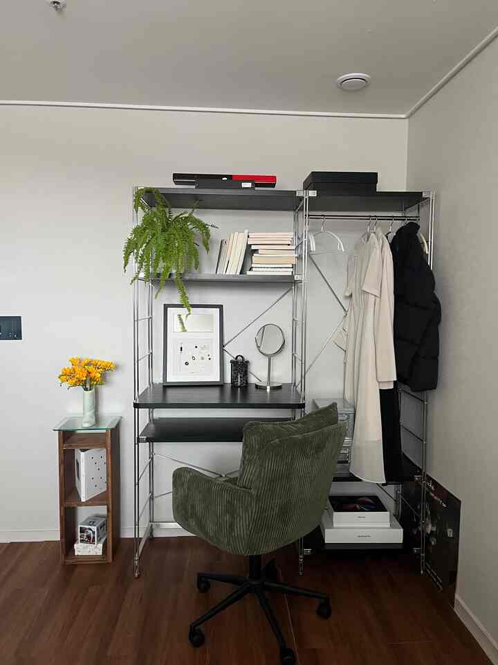 1つのスペース、2つのムードに分ける🤍

片方は集中するデスクスペースで
もう一方は服を歩くドレスルームのように
同じ部屋ですが、雰囲気がよく分かれています。
スペースをより効率的に書く感じです。
目に見える整理感まで一緒に手に入れられる最近  #데스크셋업 #드레스룸 #집꾸미기 #자취방인테리어 #감성공간 