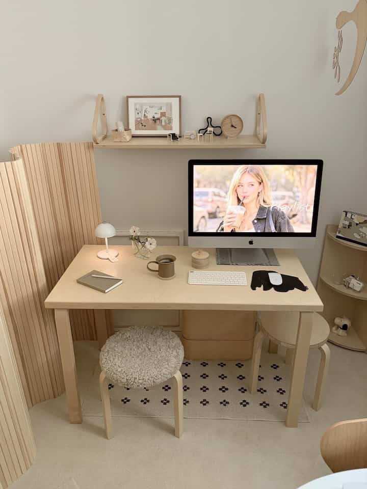 ：アルテックで飾られた小さな書斎🤎
大きく飾らなくても好きなものだけ 
満たせば十分だということを最近感じている :)

一杯のコーヒー、花、小さな照明、そしてポーグルのかわいいスツール🐏
最近最も頻繁に滞在する空間です☕️✨➰

向こう側にすっぽり見える夫デスクㅎㅎㅎ
もう一つ部屋があったことを願っています🙄
  #아르텍 #우드인테리어 #집꾸미기 #artek #예쁜템최고야 #오늘의우리집 #책상 #아이맥 #데스크테리어 