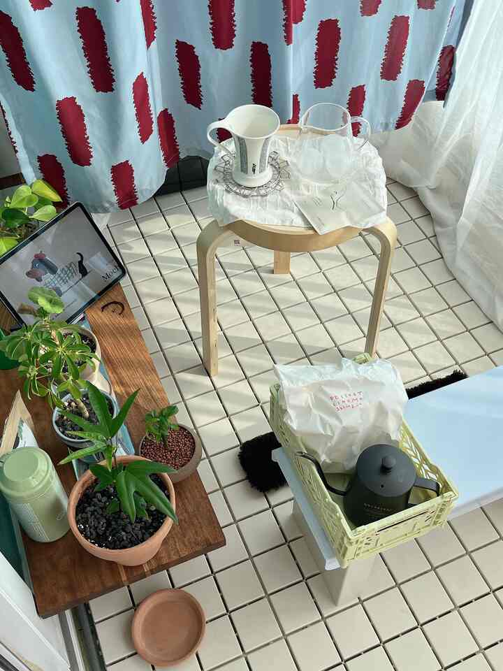 ＃ベランダを飾るベランダにカーテンとブラインドがありますが、なければ植物が燃えて死んでいます🦭春が突然やってきたようです。アイスコーヒーは涼しくベランダで打つためにミニベンチはとても楽ですよ👍

隠しカーテンの後ろにはボイラーと乾燥機が隠れています！ 

#ベランダガーデン#ホームスタイリング #構築ベランダ #ドリップグッズ #ホルツクロッツ #バミル