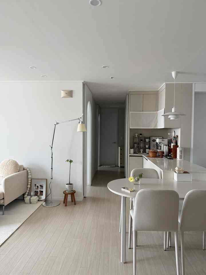 居間配置と食卓の位置構造を変更する前の我が家🏠

食卓を置くのが曖昧な空間なので、調理調理を移動してみる中ǃ
椅子を3つ使ってアイルランドに貼ったらヨヨも大丈夫だった

製法   #화이트인테리어 #주방인테리어 #거실인테리어 #화이트인테리어 #식탁 #맞팔 #선팔 #맞팔환영 #맞팔해요