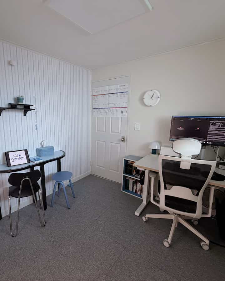 #最近新婚インテリア #コンスープ記録集

私の家の書斎は
横、縦約250センチ
1.8坪ほどの小さなスペースです。

小さなスペースを苦しくしないように飾るヒントとして
3つを書いてみると…！

1️⃣側面が開いた家具を持ち上げる
机や椅子の足、
棚の側面が開いている必要があります
床が覆われる面積が減って 
あまり苦しくないです。

2️⃣ 机の面積はMax 1200mmで十分！
1200×700で十分です！
私の家の机は両方とも1200です。
夫の場合、モニターアーム、ノートパソコン、本棚、マクミニ、充電器、筆筒
みんなきれいに収納できました。
横幅1400,1600製品を買う
どうやら結局遊ぶ面積ができます。
コンパクトに1200サイズもオススメです。

3️⃣ 雑動サニーを隠すゾーンを確保
がんだけ分類して整理しても、 
どこにも属さない 
各種説明書/契約書/手紙/写真など
収納できるように見えない収納ゾーンも 
用意しておけばずっときれいに 
維持可能です:)
私の家はイケアビリーの下にカンを書いています。

+私はenfp、夫はintjです。
それは本当に明確に異なる傾向です
小さな部屋の中でも感じられましたよ🤣🤣

とにかく最近新婚のインテリア特有
小さな空間にも妻、夫の好みを
コンパクトに収めると思います🫶🏻

#書斎インテリア