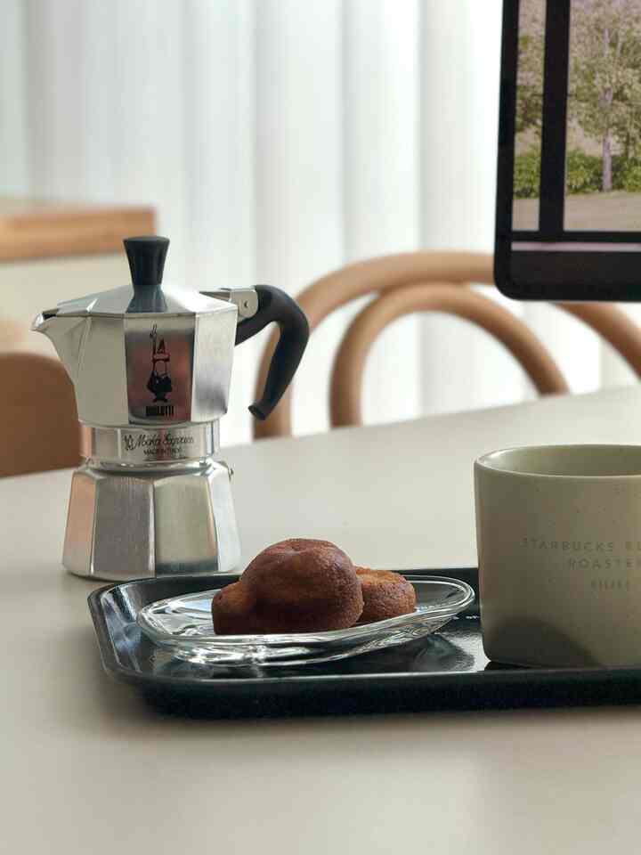 #오감리뷰 プログラムを通じて製品を提供され、直接使用してスタイリングした後期です。

過去のソウルリビングデザインフェアビアレチブス
モカポートで降りたコーヒー試飲をしてみたのが本当に印象深かったのに、
五感レビューで直接体験していただけて嬉しいです！ 

初めて使用する前に 
YouTubeでどれくらい勉強したのかわかりません〜🤎

待ち時間も楽しいビアレティモカポートの魅力をご紹介します☕️
 
