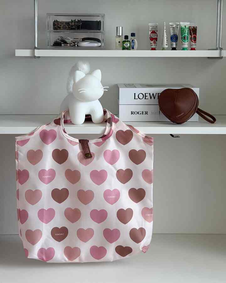 #협찬 #275PROJECT
フォンダンハートキーリングショッパーバッグのかわいい魅力🤎
レザーポーチ×カートセットです！
素敵なハート型のチョコレートに似て
見るたびにかわいいです。

ショッピングカートにもハート뿅뿅だから
とても素敵な組み合わせです。

🤎キーリングサイズ：10 x 9 cm
🩷カートサイズ：37 x 45 cm

軽くて軽いので、
バッグにキーリングのように取り付けています。
カートが必要なときに良い！取り出せばいいから
実用的だから好きです。 
買い物かごにこれをすべて入れます👍🏻

ポーチに唇、ハンドクリームを入れて行ってもいいし
バッグの装飾としても素晴らしいです。
毎日毎日使えるのでいいですね

275プロジェクト -        #소품
