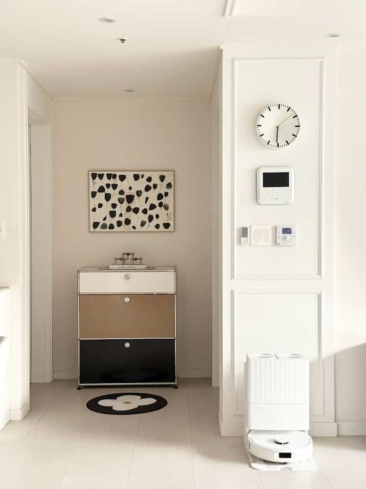 ＃かわいいテム最高屋＃コンスープ記録集＃ミニラグ＃花ラグ＃usm＃ソフィアリンド＃北欧インテリア＃ブラックインテリア＃ホワイトインテリア＃ラグ＃バルマット 

今日も平和
私の家のリビングルーム🤍

＃モジュール家具＃usmhaller＃usmリビングルーム＃usm収納場＃usm家具＃リビングルーム＃リビングルーム廊下＃フレームインテリア＃ラグインテリア＃ラグ推奨＃ラグカーペット＃ほこりのないラグ