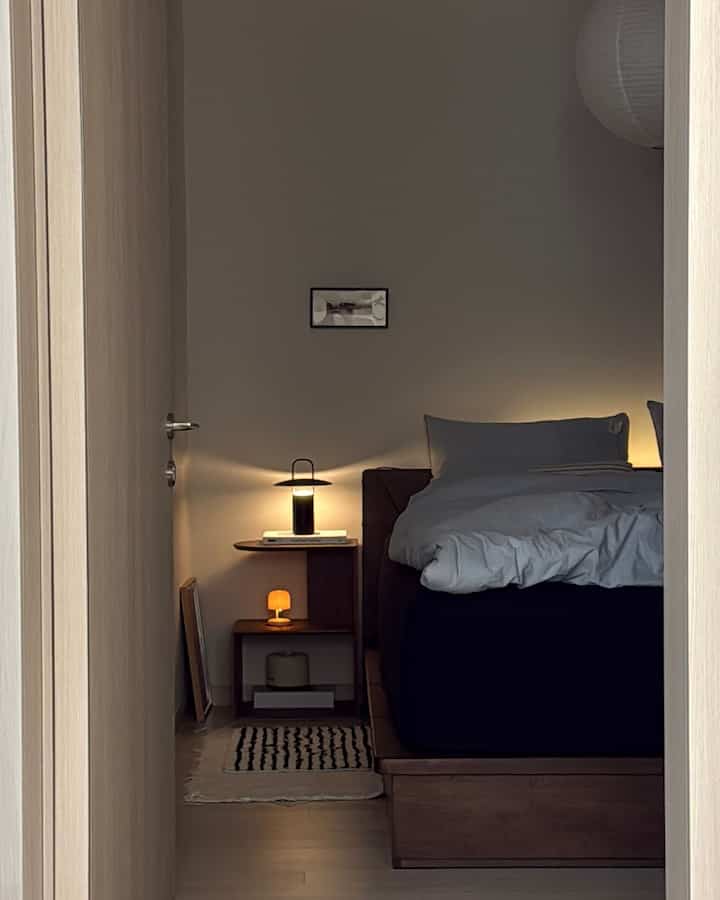 The bedroom atmosphere has completely changed since I switched the mattress cover to black 🛌🪔🖤

When you want a change of mood, changing the duvet is great, but

changing the mattress cover is also effective!

#CornSoupRecords #인테리어노하우

#Bedroom #침실인테리어 #침실스타일링 #침실꾸미기 
#Bedding #침구추천 #침구인테리어 #침구교체 #이불

#DuvetSet #이불추천 #차렵이불 #매트리스커버

