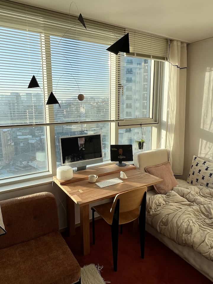 トンガラス窓が魅力的な5坪の私の部屋。
日差しがそのまま入ってきて、昼間は照明なしでも十分な雰囲気が完成する。
家具を低く置くと窓がより大きく感じられ、空間がはるかに広く見える感じ。
カーテンは薄い薄手素材で選ぶと光は活かし、雰囲気はやさしく掴んでくれる。
小さい部屋ほど窓を選ばない配置がポイントということを最近感じる中。
まともに飾ろうとするより、この自然光一つでもすでに十分きれいな空間。

＃コンスープ記録集＃今日の私たちの家
＃窓ガラス＃5平方飾り＃ワンルームインテリア＃小さな部屋インテリア＃自然光インテリア