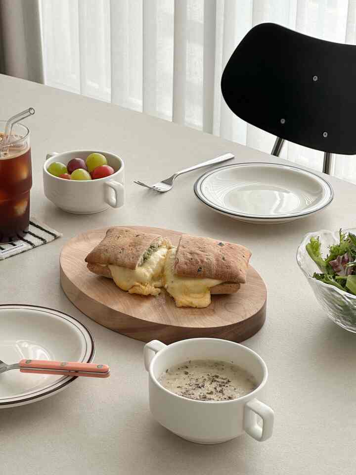 自宅で楽しむホームブランチ🍽️

今日のメインは
🌿バジルモッツチアバターサンドイッチ

解凍後、エアフライヤーに軽く暖めてくれました。
外はカリカリで中はしゃっくり、
チーズは流れ落ちるほどたっぷり🧀

バジルの香りがやさしく上がる
チーズとの組み合わせもちょうど良かったです。

サラダとコーヒーまで添えられるから
外に出なくても十分 
ブランチ気分出せてよかったです✨

＃コンスープ記録集 
