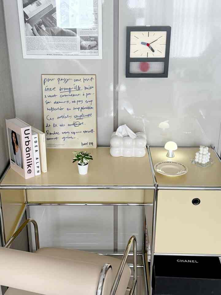 ＃インテリアノウハウ＃コンスープ記録 
 空にしておくのもいいですが
ポイントを与えれば空間の雰囲気がはるかに生きますか。

我が家の書斎もそのまま置かずに
ポスターワン、時計ワン
視線がとどまる空間にしました。

大きな家具を変えなくても
壁に小さな変化を与えても
空間全体の感じが変わったんですよ。

特にカラートーンを合わせて配置すると
過ぎずに整えられた雰囲気が出ますよ。

書斎のように小さいスペースほど
壁活用がインテリア完成度を左右するようです。

空の壁があれば
軽く一つだけ加えてみてください。
思ったより雰囲気が変わります🤍

⸻オードリーネ


＃インテリアノウハウ＃壁飾り＃書斎インテリア＃家の装飾＃ポスターインテリア＃壁インテリア＃ホームスタイリング＃スペーススタイリング＃バターインテリア＃マーケットビー＃IKEA＃ホテル827＃モンステラ＃ティッシュケース 
