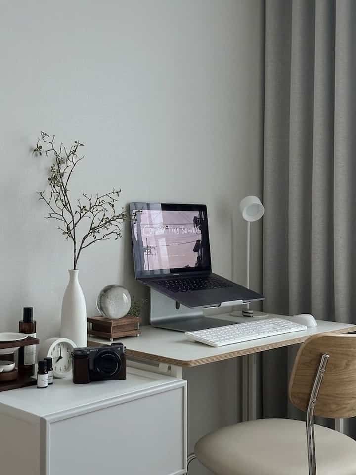 いよいよお部屋にできた小さくてかわいい私の作業室🤎

スペースが十分ではなく、必要なときにのみ使用しよう
折りたたみ式のテーブルで買ったが、非常に織ったようにぴったりだ。

幅が狭いので、Bluetoothキーボードを書くことができますか？
買っても配置前まで気になったが
幸いなことに、MacBookを台座に置くのにぴったりです😋

もう家でさまよう
私の空間でチャゴクチャゴク記録を積むべき！

＃作業室＃作業室インテリア＃作業室飾り＃デスクテリア＃デスクテリア族＃デスクテリア小道具＃アロマオイルバーナー＃メイド＃メイド＃メイドサンパル＃メイドウェルカム＃ミディアムコミュニケーション