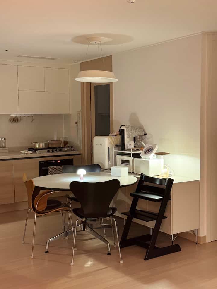 ＃賢明な消費＃コンスープ記録集 

コットンビラットのシグネチャースペース！

賢明な消費は、良いものを長く価値があるように使うのではないでしょうか？

家具は一度使ってしまう概念ではないので、一度購入するときにはかなり慎重に暮らす方ですよ！
そのうちの一つ、結婚時に購入したセブンチェアですよ！ 
今年使ってから10年を迎えて撮ってみました。

賢明な消費フィットですか？？最近は価格が上がったと言っていましたㅠㅠ輸入製品は今日がいつも最も安いと言っていた営業員の言葉に覚えています:)


＃プリーツハンセン＃7チェア＃ダイニングスペース＃ダイニング＃ダイニングテーブル＃キッチンインテリア＃キッチンインテリア＃キッチンインテリア＃ダイニングテーブルチェアおすすめ 