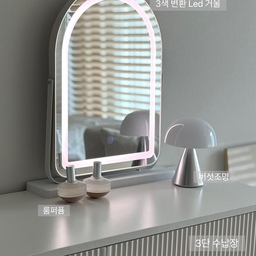 #콘수프기록집 #현명한소비 #화장대 #화장대거울 #led거울
화장대가 없던 공간에 
거울만 두어 저만의 화장대를 만들었어요.
작은 공간도 꾸밀 수 있어 마음에 들어요 🩵