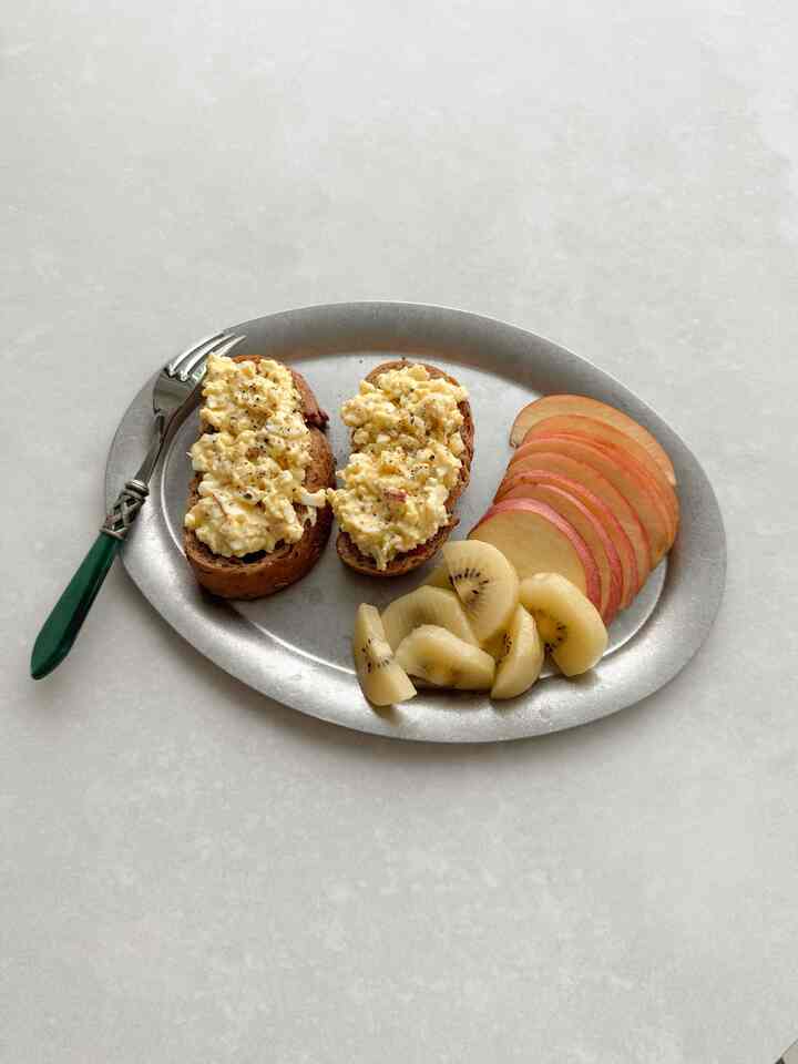 パリバゲットブルーラベルが好きです！
ビックリに卵を潰してグリックヨーグルトと混ぜて乗せて食べました。シンプルで淡白なホームブランチ完成🥣

🗒️ビックリ、卵2個、グリックヨーグルト1スプーン、リンゴ1/4、ホールグレインマスタード、コショウ

＃コンスープ記録店＃今日の食卓＃ホームブランチ＃ホームブランチボウル＃オーバープレート＃健康食 