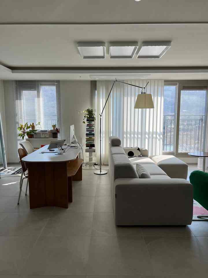 #コンスープ記録集 #インテリアノウハウ 
ソファでスペースを分けてソファの裏側を作業室スペースにしました。 大きなテーブルはゲストが来る時はダイニングテーブルに変身したんです！ 
リビングの幅が広い家なら、ソファでスペースを分けるのを一度やってみてください！

 ＃リビングルーム＃リビングルームインテリア＃リビングルームの飾り 
＃テーブルテーブル＃6テーブルテーブル＃6テーブルテーブル＃ポスター＃フレーム＃フレームインテリア＃ポスターインテリア＃リビングポスター＃ポスターフレーム＃アルテミデトロメオ
#アルテミデ 
＃ブラインド＃ブラインドインテリア