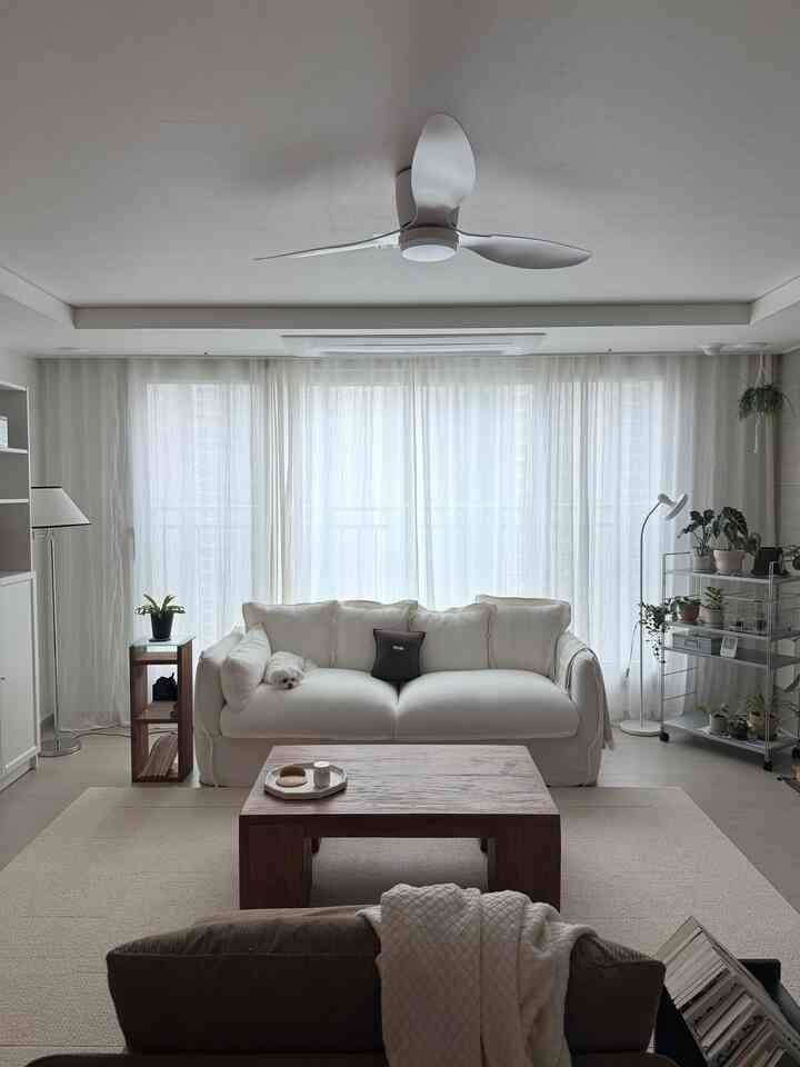 #ナダスペース 

家の中の隅々は私の手と好みで飾られましたが 
その中で一番私の心にすっぽりとオーロッと私の好みが反映されたところはなんといってもリビングルーム..♥♥ 

ご覧のとおり、ホワイトアイボリーベージュブラウンは何ですか？ 


#コンスープ記録 #コンスープ記録集 #コンスープチャレンジ 
＃リビングルームインテリア＃ホームスタイリング＃リビングスタイル 
＃ホワイト＆ウッド＃ホワイトインテリア＃ウッドインテリア＃原木インテリア 
＃ウォッシャブルソファ＃リビングソファおすすめ＃リビングラグおすすめ＃ラージラグ 
＃きれいなインテリア＃ペットナットと＃ヨーロッパ風のインテリア 
＃コージーインテリア＃ワビサビ＃ビリーインテリア＃イケアビリー
＃原木家具＃IKEAおすすめのテム＃IKEAブランケット＃