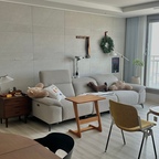 TV를 없애고 빔프로젝터로 대체하면서 더더욱 진가를 발휘하고 있는 우리 집 소파예요 🛋️
벽에 딱 붙여도 눕힐 때 간섭이 없고, 헤드도 다양한 각도로 조절 가능해서 편해요.
너무 푹신하지도, 너무 딱딱하지도 않은 딱 마음에 드는 쿠션감에, 패브릭이라 엉덩이가 미끄러지지 않아서 영화관 리클라이너보다 더 편하답니다 :)

턴테이블용으로 장만한 엘락 스피커는 블루투스도 가능해서 빔프로젝터와 연결해 영화관처럼 빵빵한 음질로 콘텐츠를 즐기는 중입니다 🎬🍿
미디어디톡스 대 실패세요..ㅎㅎ

 #홈시네마 #홈시네마스피커 #턴테이블추천 
#턴테이블선반 #턴테이블스피커 #리클라이너 
#리클라이너소파 #거실배치 #tv없는거실 
#리바트소파 #소파테이블추천 #거실스타일링 
#콘수프기록집 #오늘의우리집 1

