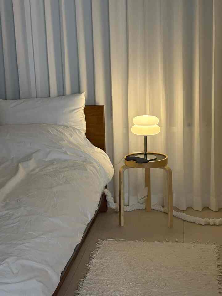 #저상형침대 #바미르 #리샘가구 #테무 #데코토닉 #케이블커버 #콘센트커버 #커튼 #커튼스타일링 

新婚ハウスの代表はお茶の間ではないでしょうか？🥹
一つずつ満たしていく味でおもしろく、少し飾ってみてますよ！ 🤍

🛏️リサム - 低床型ベッド
ベッドは本当にたくさん悩んでリサム家具に決めました。あまりにも高いのも嫌な私の夫婦は低床型で購入し、ブラックにしようとウォルナッツにしたが、とても上手な選択ですね！

🪑バミール - スツール
暖かいけどまたおしゃれ？ムードを与えたかったので、バミールスツールをベッドの横に置くことで購入しました！思ったより高価ですが感性を満たしてくれるので、それで大満足！

🔌デコトニック - ケーブルカバー
無難に使えるもので購入し、露出されたマルチタップが嫌だったのにもってこいです。

💐villa501-アップラグ
安い感じのラグを避けるために膨大なサーチ王になったミダ大成功で購入しました！最初はほこりが少なく、乾燥機を使って弱く戻しました。
洗ったら完璧でした〜お茶のもう一つの感性を満たしてくれる奴ですね

🌙アムホーム - 雨のないカーテン
私は光があってもよく眠る方ですが、夫は暗くなければよく眠る方ですが、すぐに暗幕も購入する予定ですが、まずは雨の少し少ないシフォンカーテンで購入しました！
アムホーム本当に親切で、注文後確認電話が来るのにそれも大満足です！
