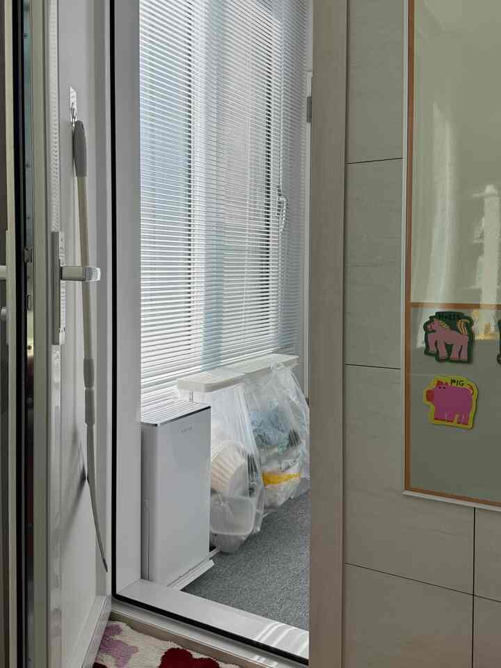 #ベランダ

私たちの家で最も悪い空間は、家族と一緒に時間を過ごすリビングルームといつも忙しいキッチンのようです。

リビングルームとキッチンが私たちの家族の温もりを込めたところなら、バルコニーは家の秩序を維持してくれる心強い支援群のような空間です。 
以前リビングルームとキッチンはすでに紹介していたので、今日は私が次に頻繁に立ち寄るバルコニースペースをお見せします。


小さな方言空間も大切な＃22平アパートメント＃バルコニーは「分離収集＆収納ゾーン」として活用されています。

この空間の最大の変化は＃DIYカーペットを敷いたままです！
昔の家ではスリッパを持って履かなければならず面倒でしたが、今はリビングですぐ裸足で出入りできて本当に楽になりました。冷たい多目的室ではなく、一つの部屋のように感じられる空間です。 

また、入居前に照明工事をする際、あらかじめ代表様に申し上げてバルコニーにはなかった「コンセント」を増設し、おかげで無線掃除機ステーションが設けられました。

床面積を少なく占める#イケアトロネス4本を片方の壁に設置しておき、ショッピングバッグや清掃キット、ハンディ型家電などを収納します。不透明なので、内部が見えないので、見つけたらもう少し簡単になるように種類別に入れて小さなラベリングを貼っておきました。 

残る上部スペースには #圧縮棚を設置してよく使う配達保冷バッグなどを載せています。狭い家に圧縮棚は落ち着く救いのテム！ 

室外機室にもハンガーを設置して雑動サニーたちを保管中ですが、すぐにエアコン稼働すればルーバー窓を開放しなければならずその前に整理をしなければならないようです！ 😂

＃コンスープ記録集＃FTC22＃FTCストーリー
＃狭いバルコニー＃小さな家の活用法