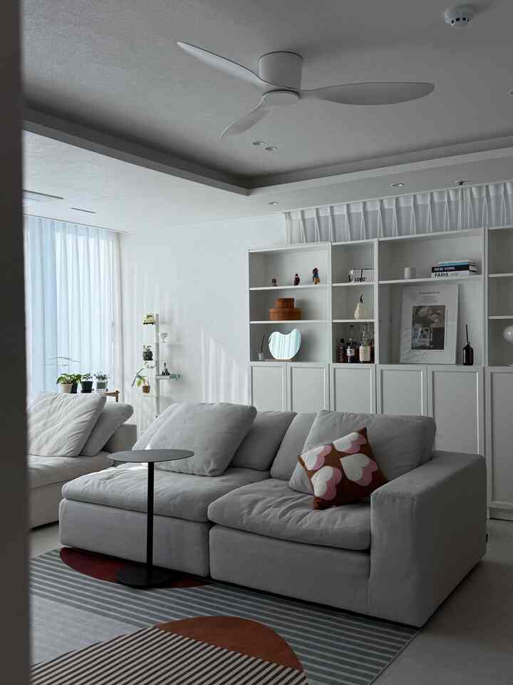 インテリアの際に壁を張るのが惜しい空間を今はIKEA ビリーの本棚で壁のように立てて書いている我が家！

上側はオブジェ載せる棚で扉をつけた下側は生必品や子供のおもちゃ保管する用途に使用しています。

フォトゾーンでもバックグラウンドでも収納スペースでも頑張っているイケアビリー 

この家具配置が飽きても寝室で子供部屋からパソコン室で書くのもいいと思います🤍

＃コンスープ記録集 
