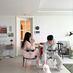 #콘수프기록집 #예쁜템최고야 
텍스쳐의 CH9과 함께하는 
여유로운 주말의 모닝 커피타임☕️🖤
등받이가 움직이니 몸을 기대어 있기도 
옆으로 앉아 팔을 걸치기에도
뒤돌아 앉기에도 편안한 CH9🖤
#거실 #거실인테리어 #거실꾸미기 #거실스타일링
#홈카페 #홈카페인테리어 #텍스쳐 #txture #ch9 
#무브먼트랩 #의자추천 #카페의자 #이쁜의자