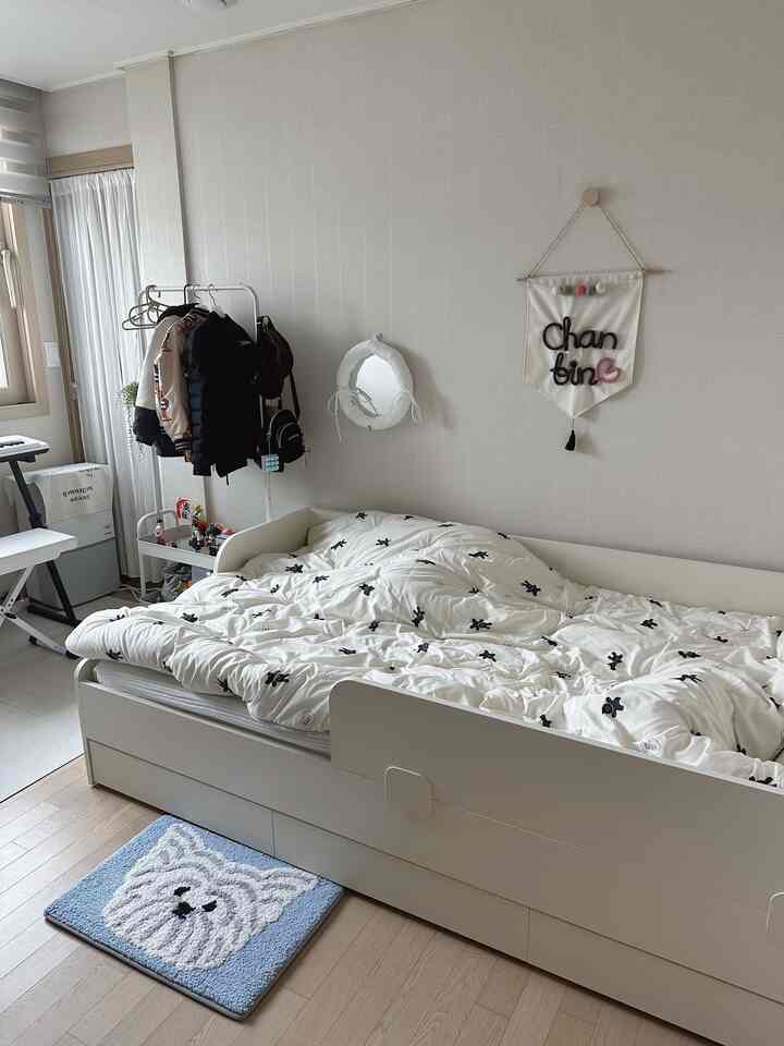 ホワイトとナチュラルカラーの調和が取れた子供部屋、収納付きベッドとシンプルで清潔感のあるインテリア
