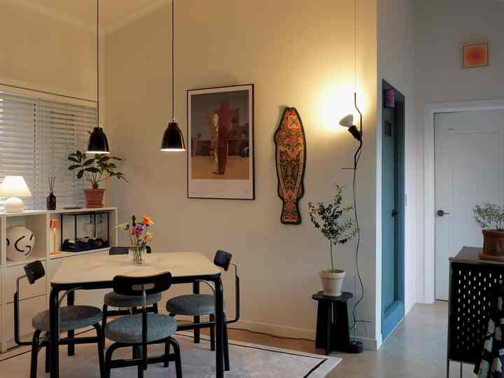 昨日の夕方、夕暮れ時の2階のダイニングスペースに照明をつけてみると
昼とは全く違う雰囲気が作られましたね。
同じ空間でも照明一つで印象が大きく変わります。

昨年10月からこの空間を少しずつまとめてきましたが、
一度に変えるよりも好みを込めた照明、ラグのように
雰囲気を左右する要素から段階的に手書きするのが効果的でした。
特に照明は空間の完成度を決める重要な要素だと思います。

大きな変化がなくても密度を上げる方法、
結局のところ、ディテールで違いがあるようです。

＃インテリアノウハウ＃ダイニングルーム＃ホームインテリア＃家の装飾＃スペーススタイリング＃ムード照明 