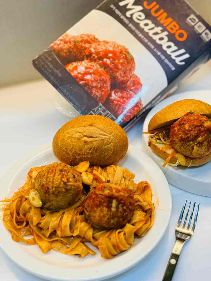 #콘수프기록집 #오늘의우리집 #주말브런치 #브런치 #홈브런치 #홈스토랑 #존쿡델리미트ジャンボミットボールでミートボールパスタ＆ミートボールサンドイッチ🍽️🍝🫶🫶

ジョンクックジャンボミートボールは、既存のジョンクックミートボールの5倍大きくなった国内産豚肉で作った大規模なミートボールですが、3分カットで温めて食べるのが好きです。

巣状のタリアテレパスタ麺は狭い鍋でも簡単に小分けして作る良いパスタですね。ソースによく聞く広々とした平らな面なので、やはりマリーナソースとよく似合うパスタで、ジョンクックジャンボミートボールとグッド～～
​​
私たちの家族は3人だったので、3つの煮物を入れました。
別にレバーをしたりケチャップ入れなくても美味しいマリーナソースでいっぱいのミートボールパスタサンドイッチはいかがですか?🫶🏻🍝🍽️🌭



ミートボールサンドイッチのように家にあるキャベツにんじん漬けにジョンクック店ボミートボールの上にあったのに存在感満載ですね。

10分カットで2つの料理がぴったりのジョンクックは愛ですね。ジョンクックジャンボミートボールは食感も大きさも味もグッドです。冷凍テムで耕すとキッチンが楽です 