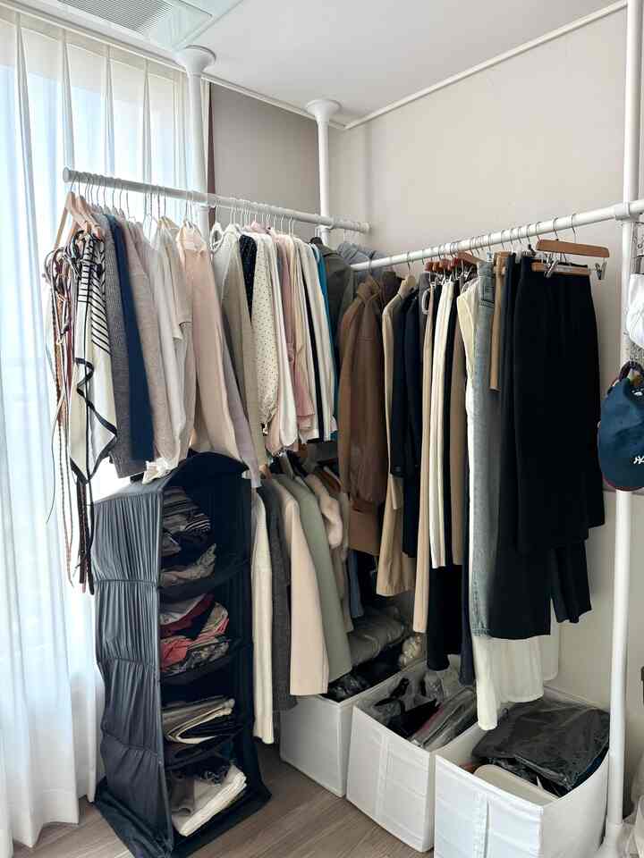 キッチンの次に私らしい空間。 私は子供を産む前から1人のショッピングモールをしています:)

子供を産む前には、オフィスでショッピングモールの業務や撮影をすべてしたりしていましたが、子供が生まれてからはオフィスよりは家が私にも、子供にももっと良いようですよ！
だから引っ越している間、部屋の一つを最初に私が使う部屋として使用しています😉
 意図せず最近新しく始まった美容インフルエンサーの仕事により、化粧品が思ったより多く生まれていて 
保管場所をもう少し増やし、それなりきれいに保っている業務室です！
おそらくセール製品を除いては、メーカーに在庫管理中で維持されるのではないかと思います🫢 
まず設置して一番満足して使っているシステム3段ハンガー！ ハンガー設置前にはIKEA物理リーグをいっぱいにして使っていましたが、システムハンガー設置後にスペース活用も上手く、きれいに保っています:) 
サンプル商品とコーディネート商品はどちらも取り外し可能なハンガーに掛けて楽に使用中であり、残りの射入製品と在庫商品はハンガーと整理台に次々と整理中です！
 封筒や石石など普段使っている製品が思ったよりかさばり、ハンガーの下にまとめて使っています。 

この部屋で使用する家具や製品はすべてすぐに荷物を運ばなければならないときも楽に軽い製品でのみ使用中です。

こうして私の本業まで紹介をしてしまいましたね..  #작업실 #3단행거 #의류정리 #의류수납 #FTC22기 #콘수프기록 #콘수프기록집 #30평대아파트인테리어 #집꾸미기 

