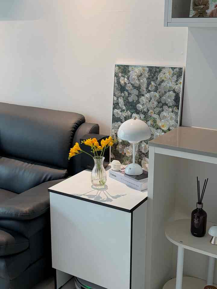 #콘수프기록집 #인테리어노하우 #로봇청소기추천 #로봇청소기장 #삼성비스포크 #프리지아 #생화 #생화인테리어 #액자 #액자인테리어 #소파테이블 #소파협탁 #신혼집인테리어 #맞팔 #맞팔환영

Bunga Freesia yang saya beli di toko bunga yang kebetulan saya singgah saat berjalan di jalan~

Hanya dengan meletakkan satu bunga kuning segar

Rumah menjadi sangat cerah.. ⸜❤︎⸝‍ 
Kekuatan bunga segar sungguh luar biasa~ Rasanya seperti desain interior terbaik

Saya mengambil foto sambil memindahkannya di sini dan Di sana hanya dengan buket bunga sederhana

Dan aku sangat menikmati bermain sendirian (๑ ˃̵͈́∀˂̵͈̀ ) 
Ini kebahagiaan senilai 2.000 won~ ⸜❤︎⸝‍ 

