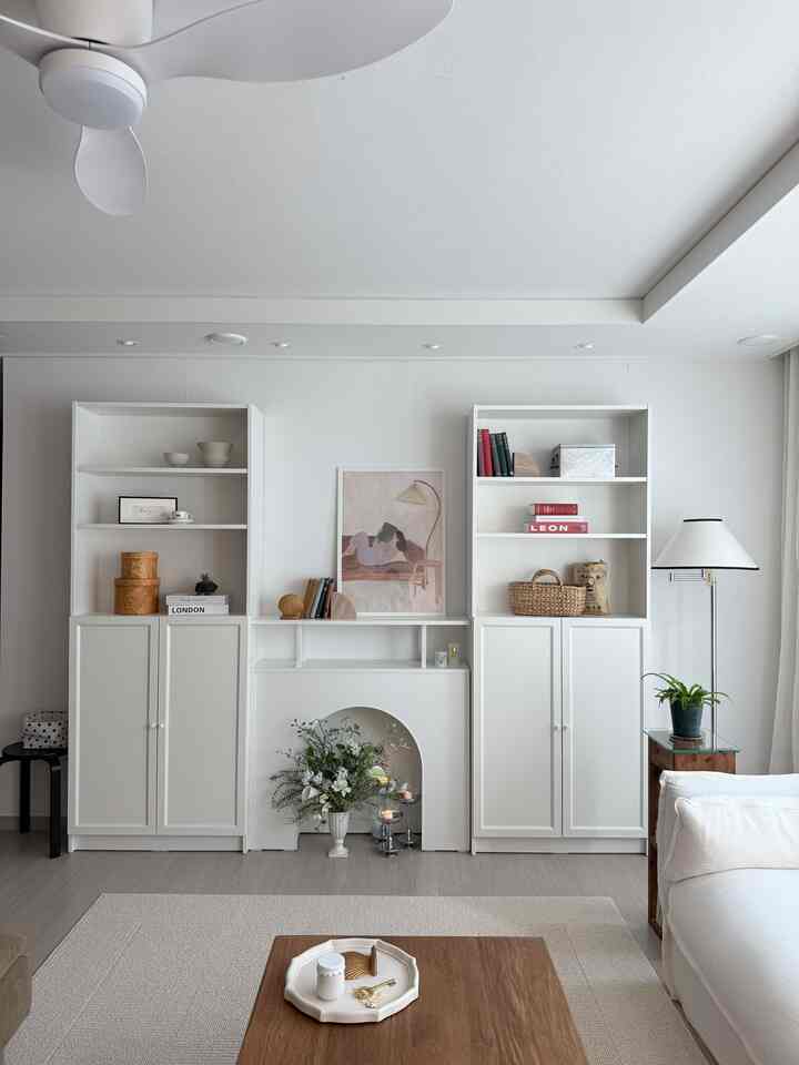 #ナダスペース 

好きなオブジェでいっぱい詰め込まれたビリー、 
肉に触れる風合いが涼しく心地よいリネンソファ、
しっかりと重厚な孤立テーブルまで 

私の家のリビングルームを明るく照らす家具たち🕊️🤍


＃コンスープ記録＃コンスープチャレンジ＃ウェルコンミッション 
＃新婚旅行スタイリング＃新婚旅行の装飾＃リビングスタイル＃リビングインテリア＃イケアビリー＃ビリーインテリア＃イケア必需品＃リビングソファー＃リネンソファ＃原木テーブル＃リビングテーブル＃ソファテーブル＃ラージラグ＃リビングラグ＃シーリングファン 
