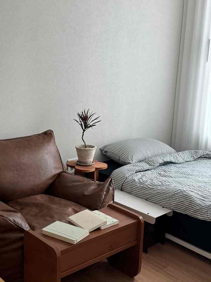 Guest room and study!

With its modern white wood decor, I think this might be the hippest space in my house haha.

I like it even more because it has a slightly different mood from the other rooms〰️

Since it's spring, I want to get some pretty bedding too😊

#CornSoupRecords #콘수프챌린지 #웰컴미션 #작은방꾸미기 #작은방인테리어 #게스트룸 #서재인테리어 #서재방꾸미기 #오늘의우리집