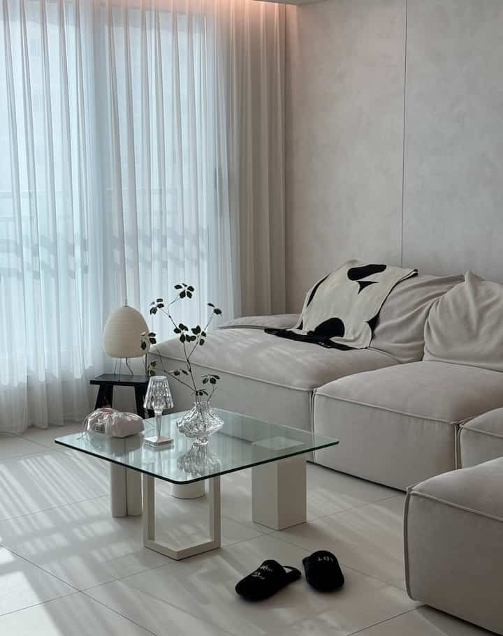 #コンスープ記録集 #インテリアノウハウ 
私が美容感が好きなので、リビングルームのインテリアをするとき、片側の壁面はレノレットコンクリートホワイトで施工しました。 
床は原木丸川床タイルの中で本当にたくさん苦労してロマンだった800角大型タイルを施工しましたが！あたたかいアイボリーカラーで選んで白い床でもそんなに車が見えない点が満足ですよ🏠🍀

￼＃アパートインテリア＃リビングインテリア＃リビング飾り 